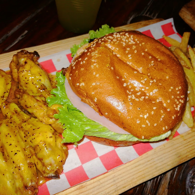 Burger de Res Con Alitas Picosas Y Papas
