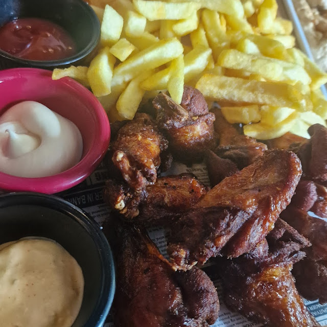 Chicken Wings with Fries