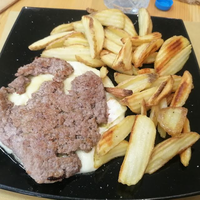 Formaggio Cotto Carne Alla Piastra E Patatine