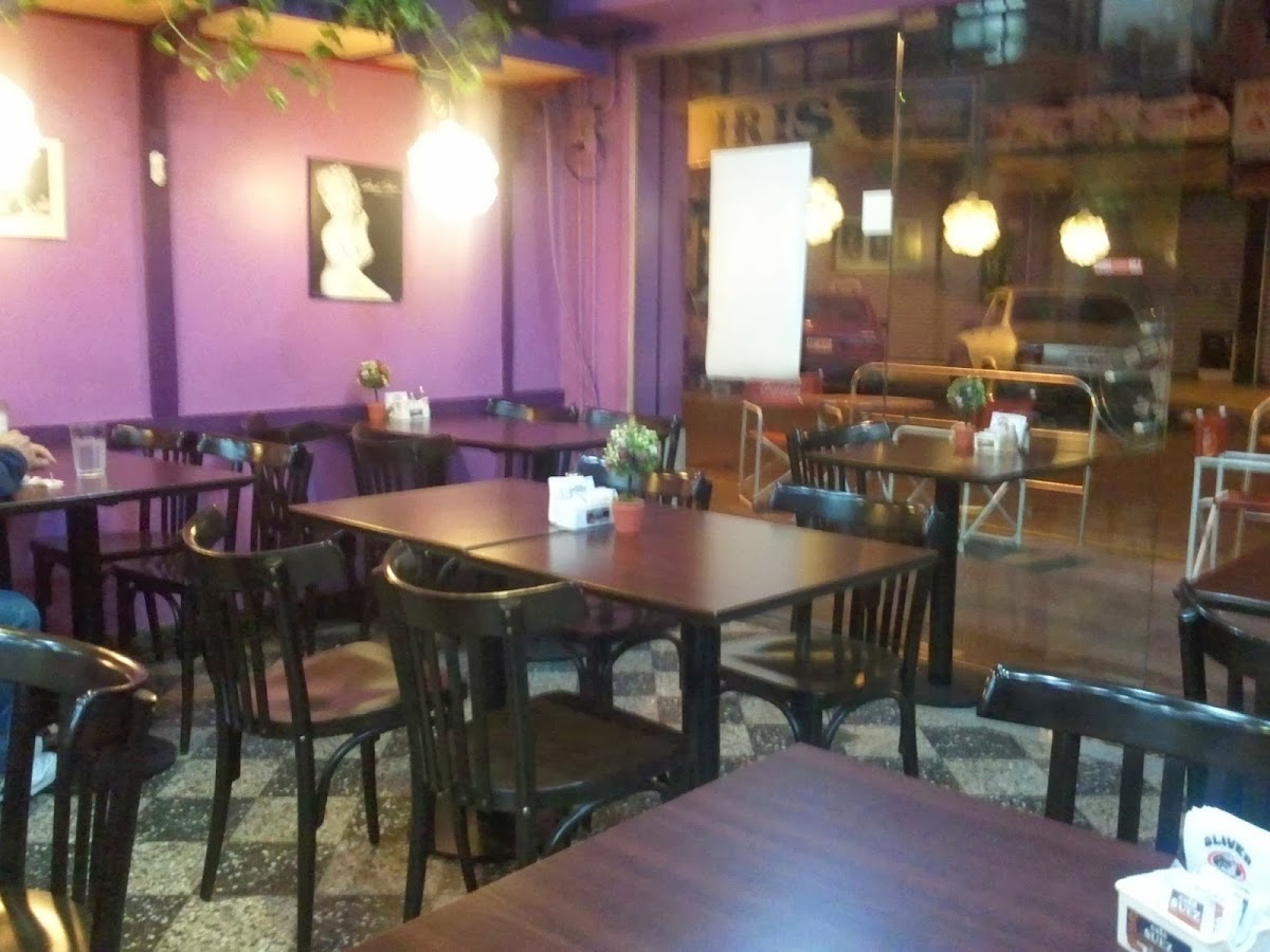 Oliver Café Restaurant