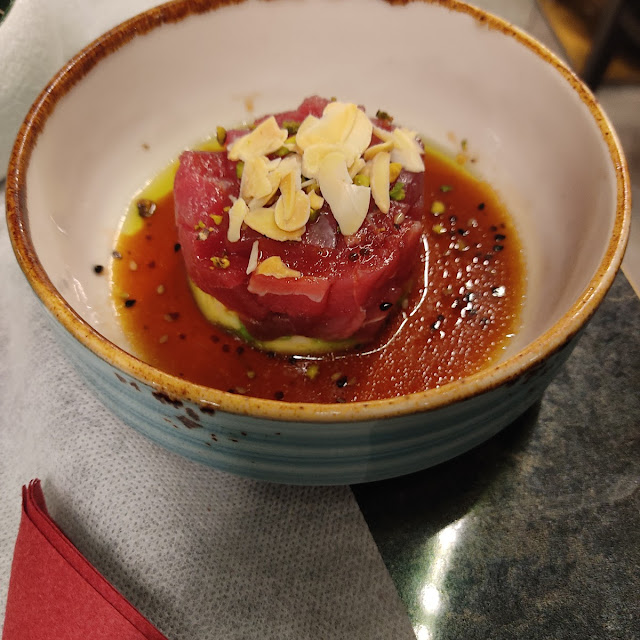 Tartare Di Tonno Con Avocado E Mandorle