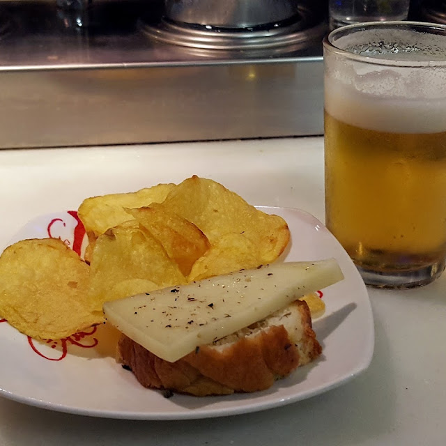 Caña de Cerveza Con Tapa de Queso Con Patatas Fritas