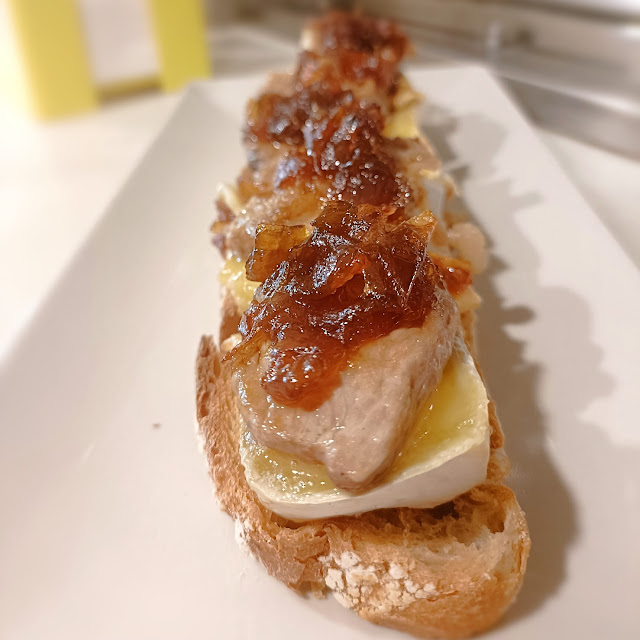 Tostas de Solomillo de Cerdo Con Queso Brie Y Cebolla Caramelizada