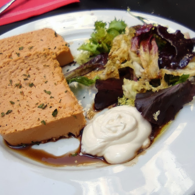 Pastel de Centollo Con Ensalada