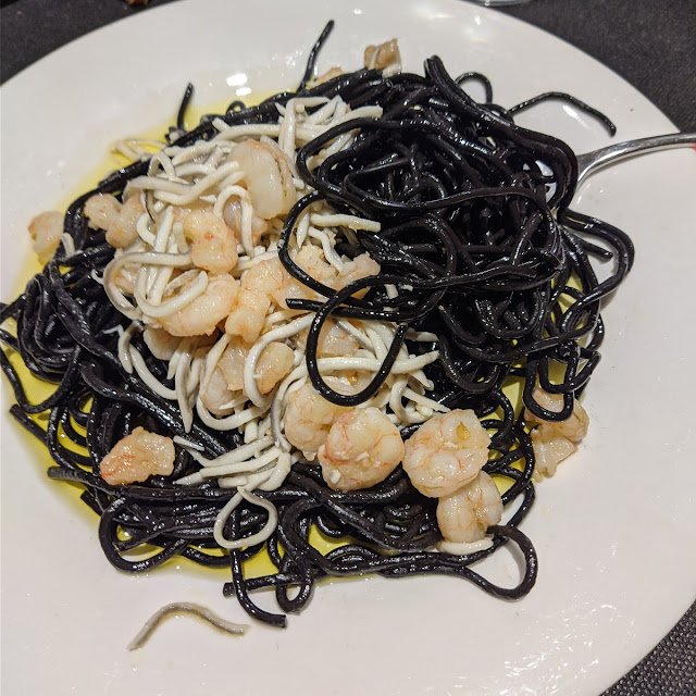 Pasta Negra Con Gulas Y Gambas