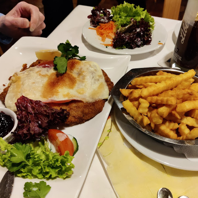 Schnitzel Mit Käse Obendrauf Mit Pommes Und Salat