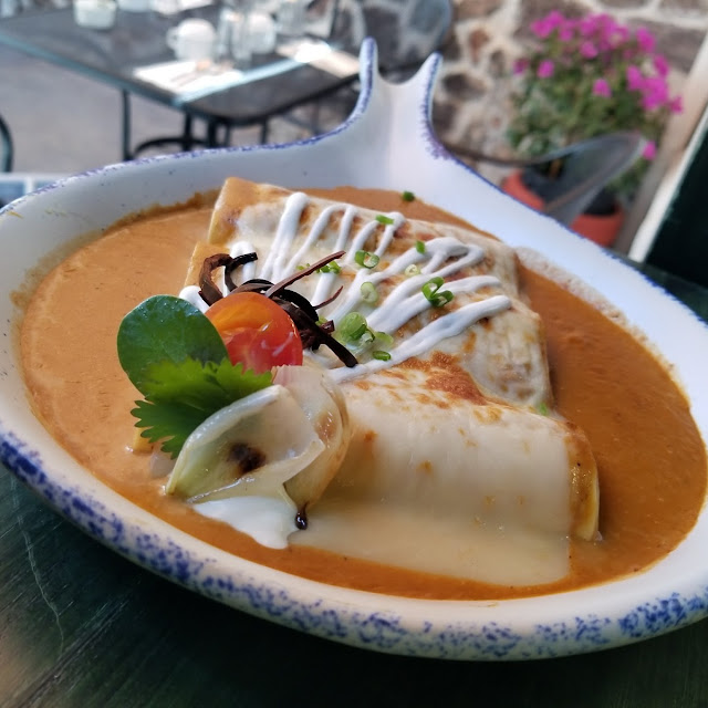 Canelones de Chicharron En Salsa Roja Y Salsa Bechamel