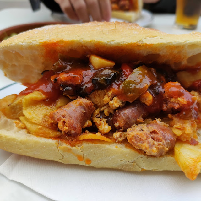 Bocadillo de Berenjena Pimiento Y Cebolla Con Lomo