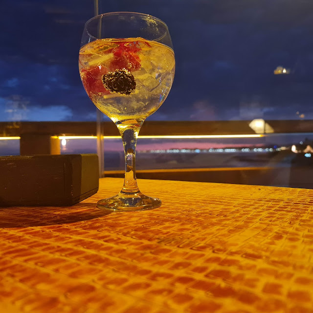 Gin Tonic Tanqueray Indian Con Una Bolsita de Te Verde