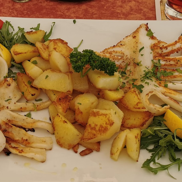 Gegrillte Kalamari Mit Bratkartoffeln