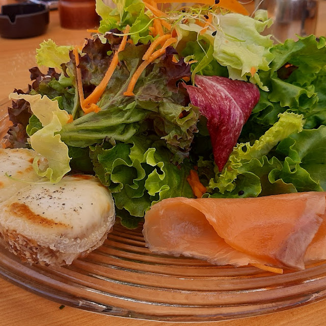 Salat Mit Lachs Und Lauwarmem Ziegenkäse