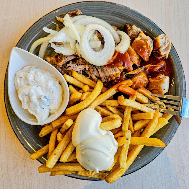 Gyros Mit Tzatziki & Pommes Frites Mit Mayonnaise