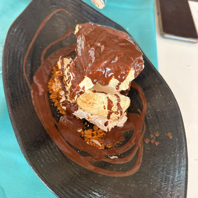 Milhoja Con Helado de Turrón Y Chocolate Caliente