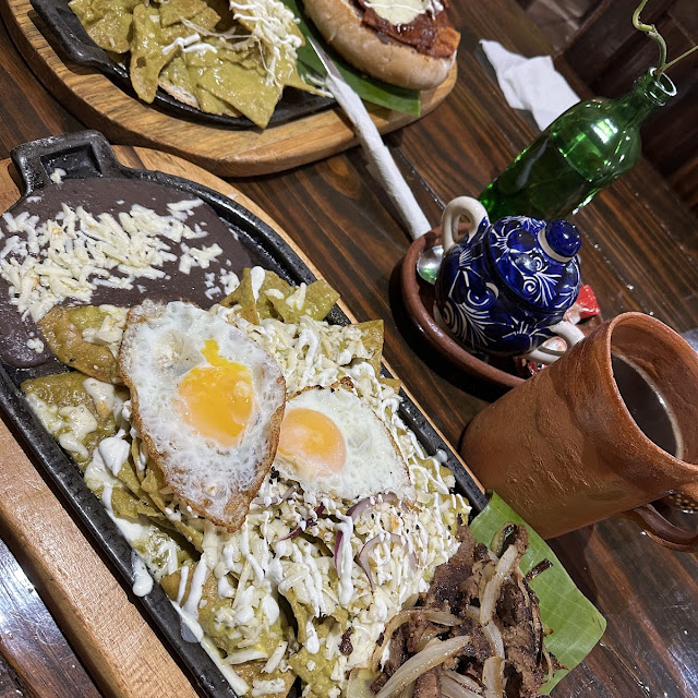 Chilaquiles Mixtos Con Bistek Y Malteada de Fresa