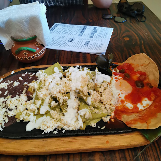 Chilaquiles Verdes Y Huevos Estrellados
