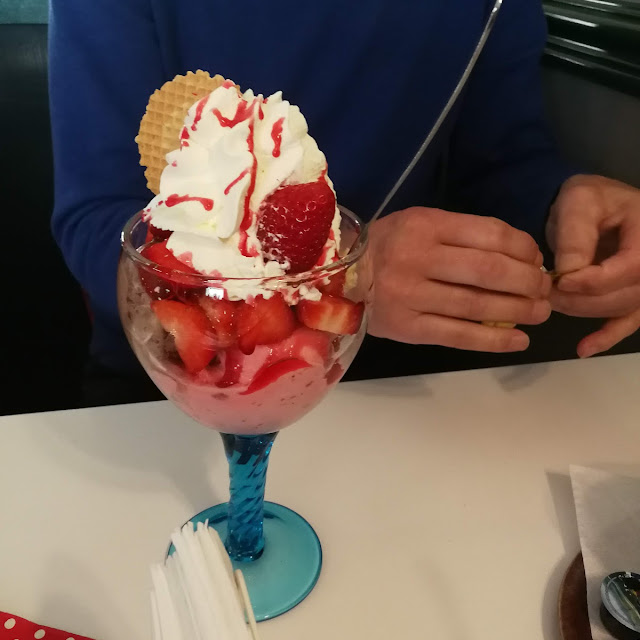 Erdbeer Eisbecher
