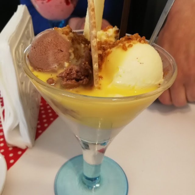 Gemischtes Eis Mit Eierlikör