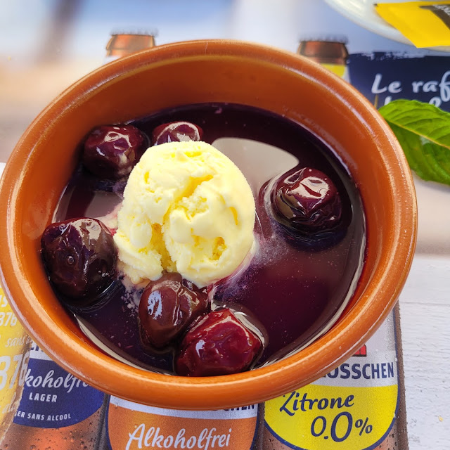 Kirsche In Rotwein Und Vanilleeis