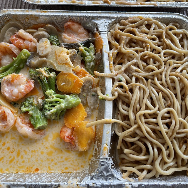 Rotes Curry Mit Gebratenen Nudeln