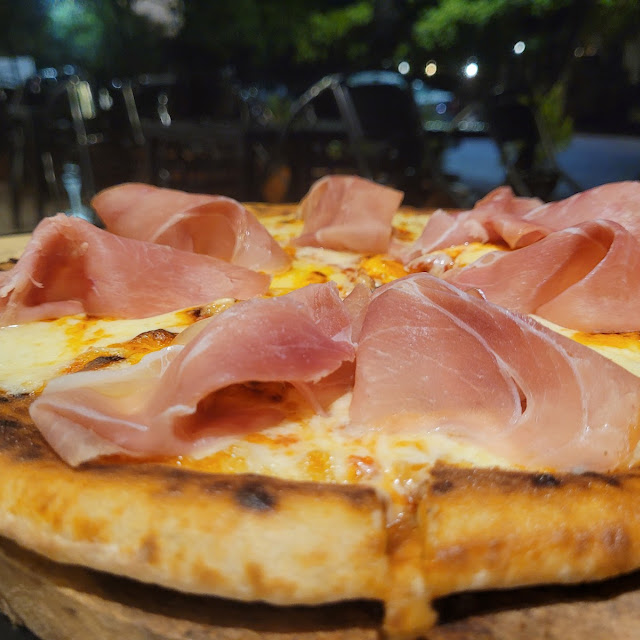 Pizza 4 Quesos Con Jamón Crudo