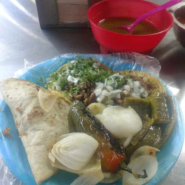 Gringa de Suadero Con Chorizo Y Tacos de Tripas