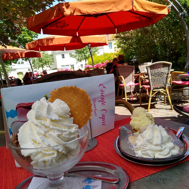 Apfelstrudel Mit Eis Und Sahne Und Kleine Portion Eis Mit Sahne