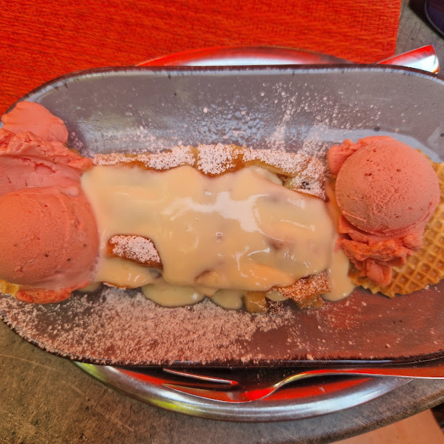 Apfelstrudel Mit Erdbeereis