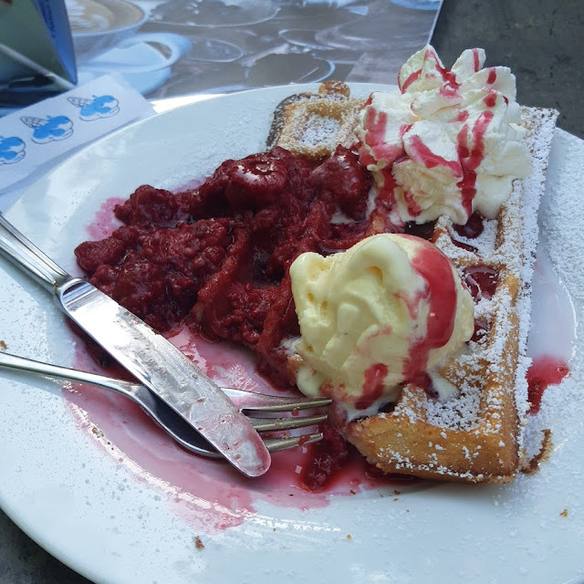 Waffeln Mit Heißen Kirschen