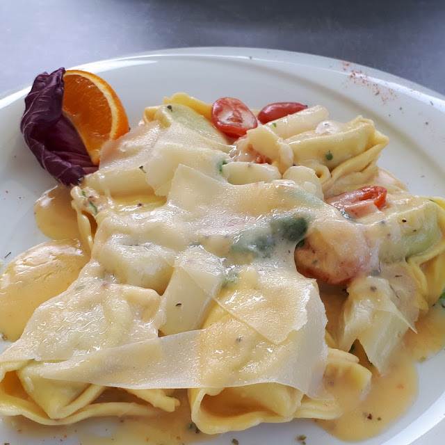 Tortelloni Mit Spinat Ricotto Gefüllt Mit Spargel In Butter Salbei Sosse