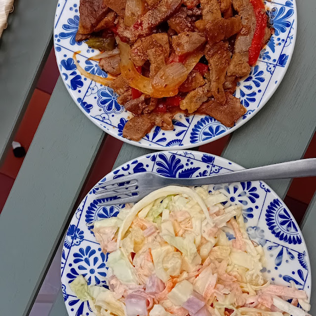 Carne En Salsa Y Ensalada de Col