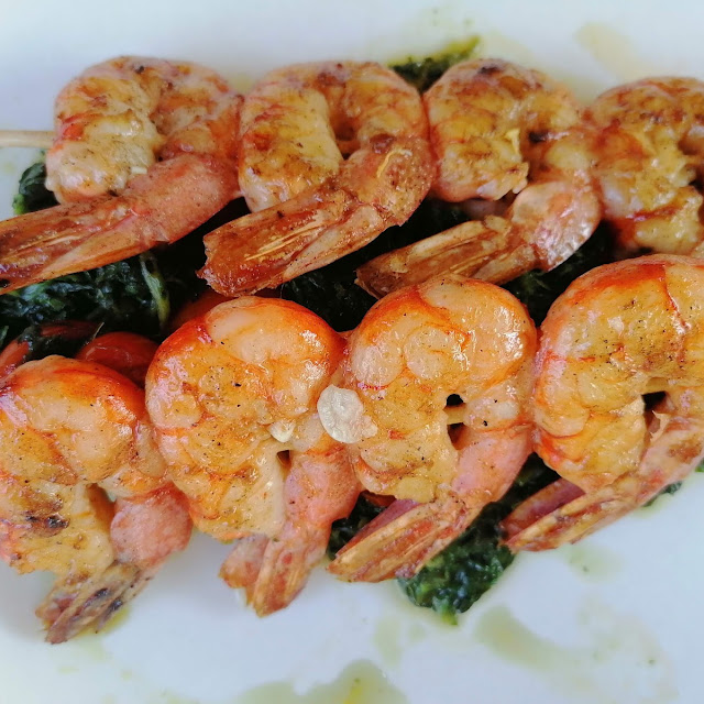 Fried Prawns with Garlic on Arugula