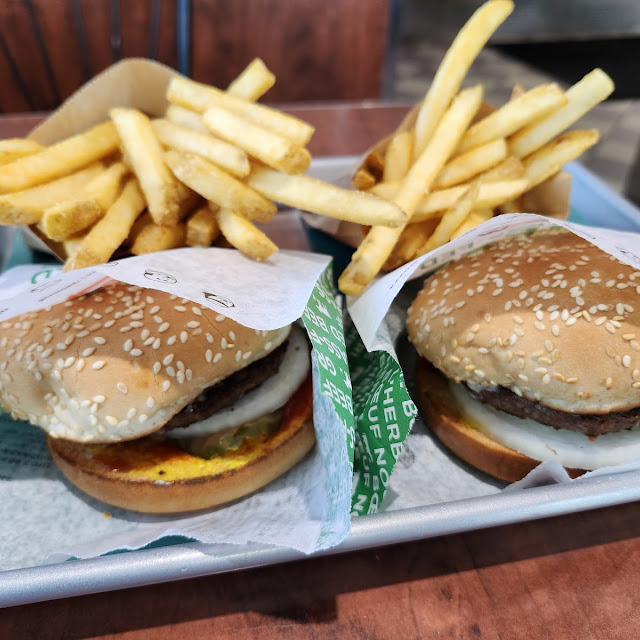 Mamma Burgers with Fries