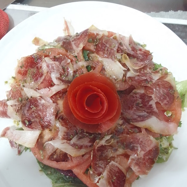 Ensalada de Tomate Y Paleta Ibérica