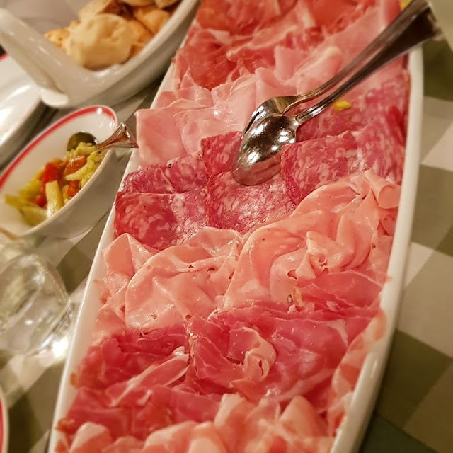 Selezione Di Salumi E Prosciutto Crudo