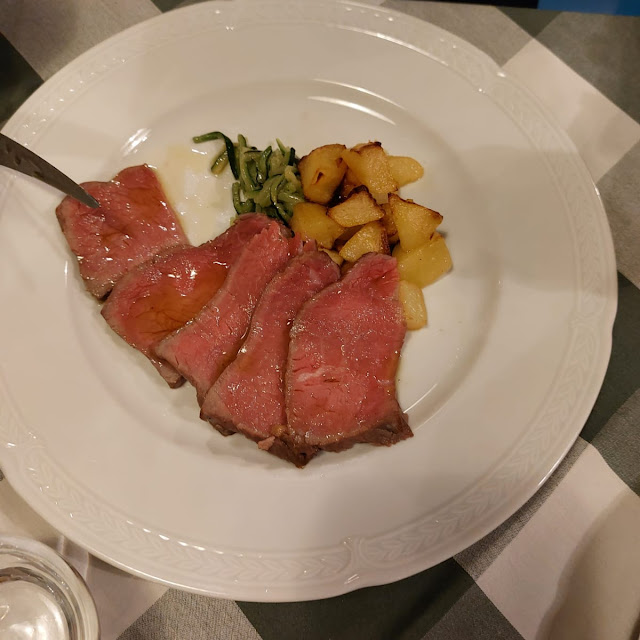 Tagliata Di Controfiletto Di Manzo Razza Blu Belga Con Spinacini E Patate Arrosto