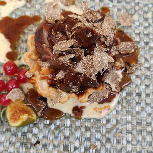 Wildkaninchen Mit Trüffel Und Pfifferlingen