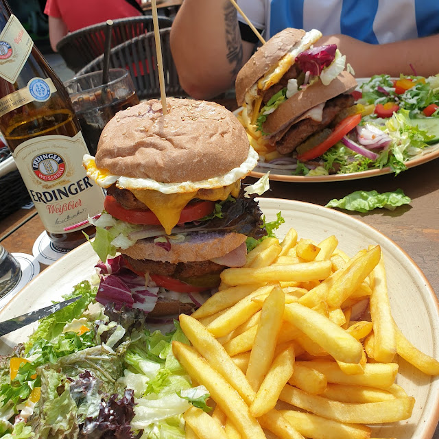 Hamburguesas Triple Con Papas Fritas Completa