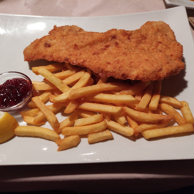 Viennesnitzel Con Patate Fritte E Composta Di Mirtilli Rossi