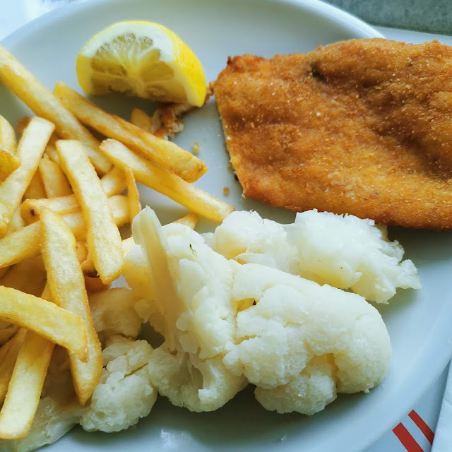 Piatto Misto Con Cotoletta Patatine E Cavolo