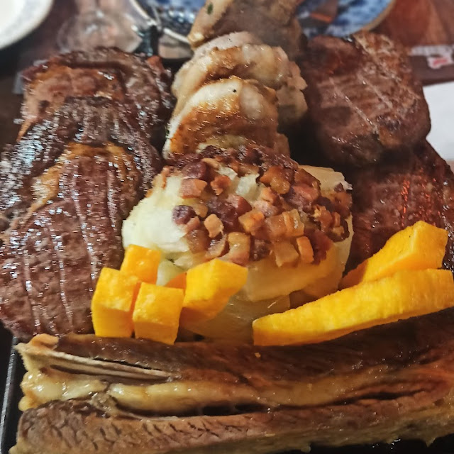 Picanha T Bone de Cordeiro E Costela Servidos Na Grelha Junto A Mesa