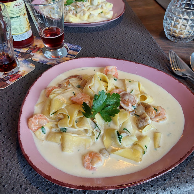 Bandnudeln Mit Garnelen In Gorgonzolasoße