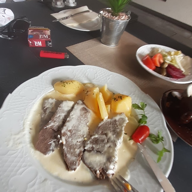 Govedina I Peceni Kartofel U Umaku Od Gliva I Zacinama