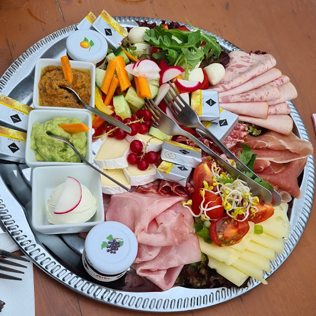 Frühstücksplatte Vorbestellt Für 5 Personen