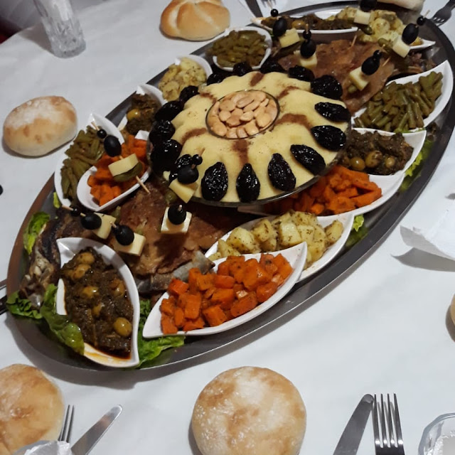 Bandeja Con Variado Típico Marroquí Cous Cous Verduras Salsas Frutos Secos Ciruelas