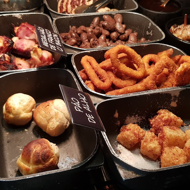 Pão de Alho Onion Rings E Dadinhos de Tapioca