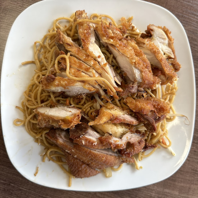 Gebratene Nudeln Mit Ei Und Gemüse Und Knuspriger Ente Und Hähnchen