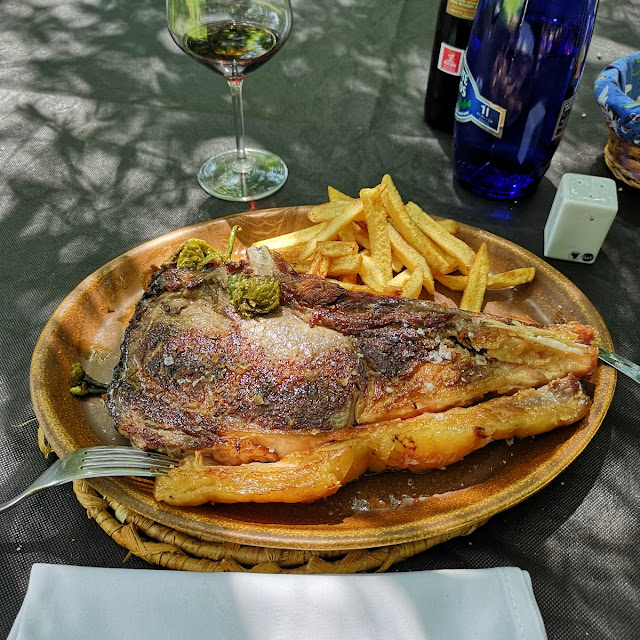 Chuletón de Ternera Con Pimientos Verdes