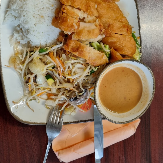 Nr 32 Gebackene Hähnchen Mit Erdnusssauce Reis Und Gemüse Gemüse Auch Ohne Sojabohnen Möglich