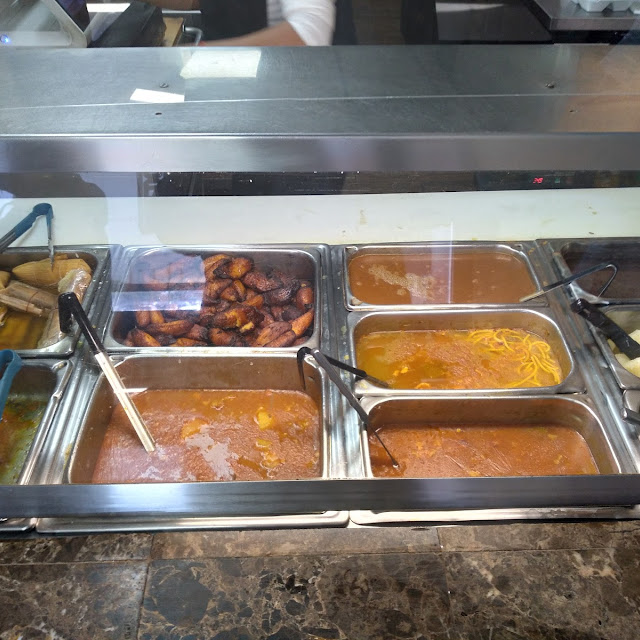Frijoles Sopa De Pollo Pasteles Amarillos Y Carne Con Papas