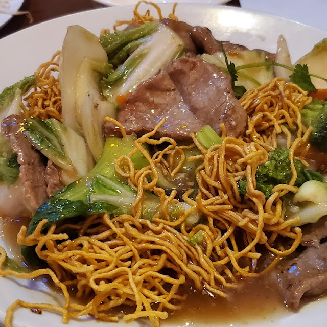 Crispy Fried Egg Noodle with Seafood